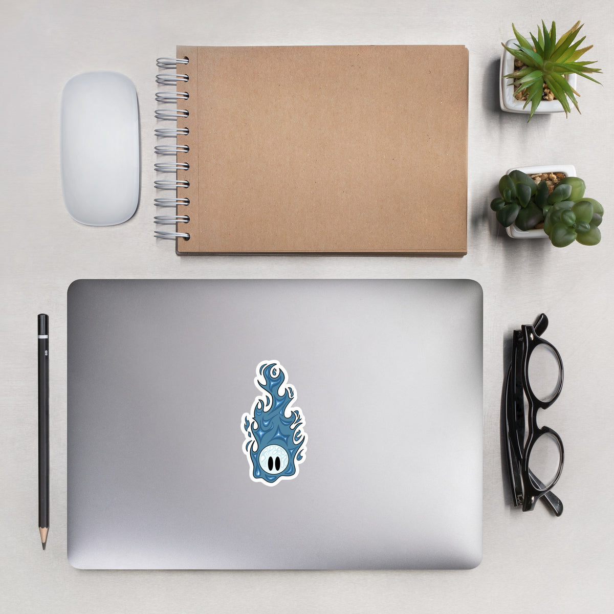 Vue du sticker feu follet bleu en 10,2 x 10,2 cm sur un ordinateur portable.