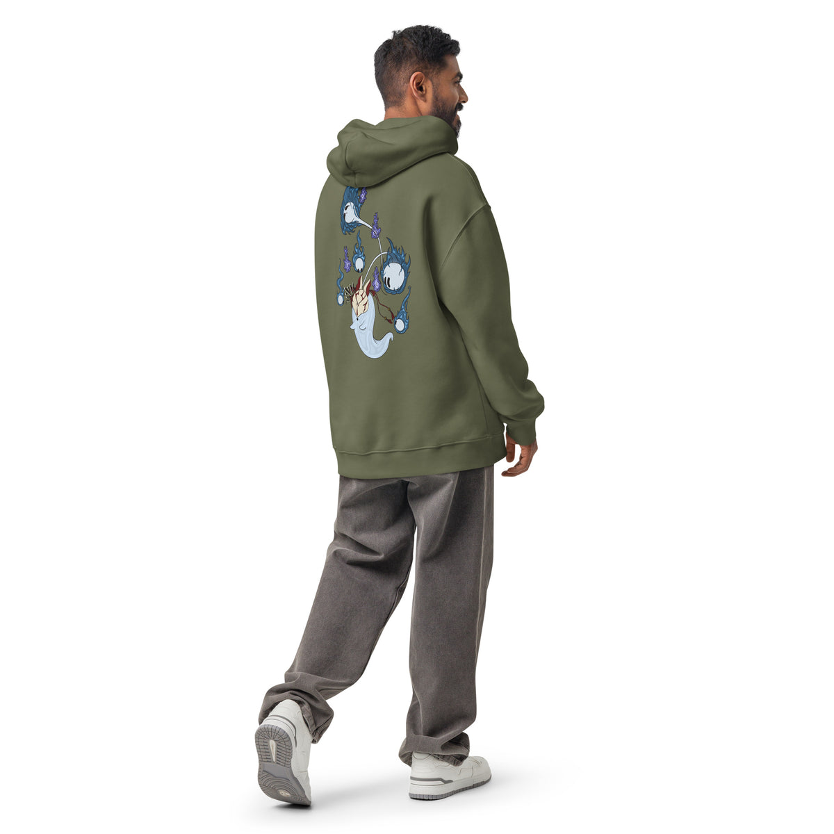 Homme portant le sweat à capuche Inari and the Wisps, vu de dos, avec la grande illustration imprimée.